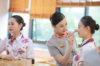 重慶:"空姐""動(dòng)姐"攜手開(kāi)展服務(wù)禮儀培訓(xùn)備戰(zhàn)暑運(yùn)