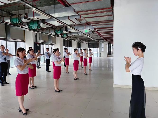 形體儀態(tài)專項課程 提升重慶諾富特物業(yè)員工氣質(zhì)與服務(wù)魅力