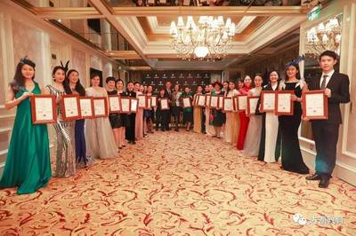 她為重慶打開(kāi)一扇世界禮儀修養(yǎng)的大門